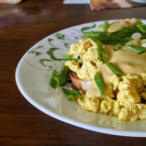 Hollandaise on tofu scramble